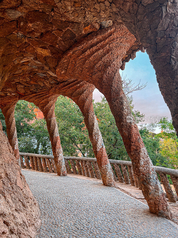 西班牙巴塞罗那g<s:1>埃尔公园的拱形岩柱隧道。